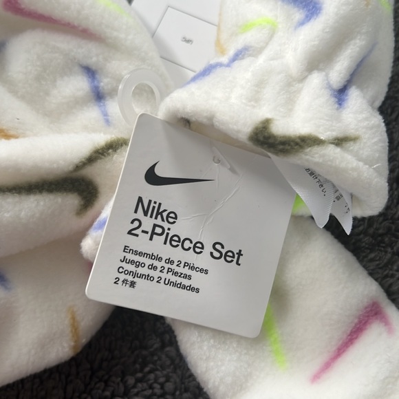 Nike infant hat and mitten set - Picture 4 of 6